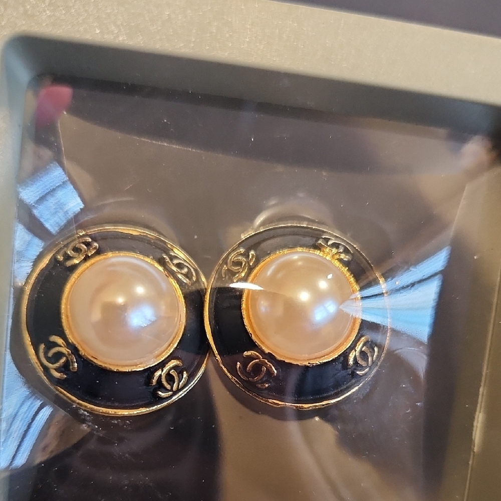 Chanel Gold And Faux Pearl Clipon Earrings - Picture 5 of 11